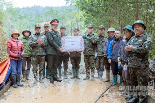 Đoàn công tác Sư đoàn Bộ binh 3 thăm, tặng quà cán bộ, chiến sĩ Trung đoàn 141 đang làm công tác dân vận tại xã Hội Hoan, huyện Văn Lãng