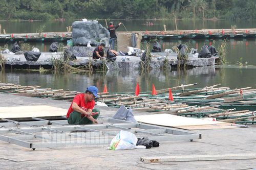 Sân khấu thực cảnh đã cơ bản hoàn tất, sẵn sàng cho lễ khai mạc Festival Ninh Bình-Tràng An lần thứ II