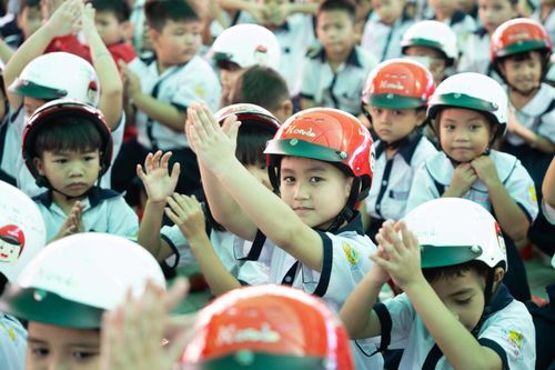 Honda Việt Nam Trao tặng mũ bảo hiểm cho học sinh lớp 1 khu vực phía Nam