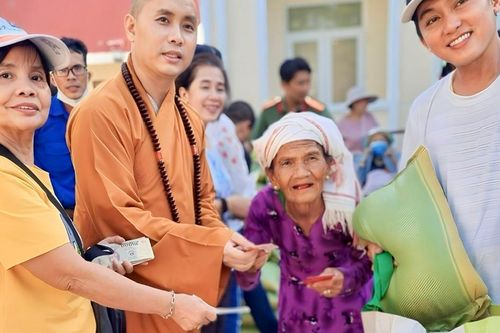 Đoàn từ thiện trao 500 phần quà đến bà con nghèo tại tỉnh Ninh Thuận và Bình Thuận