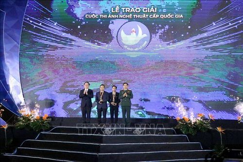 Trao giải Cuộc thi và Triển lãm ảnh nghệ thuật cấp quốc gia về đề tài 'Tổ quốc bên bờ sóng' lần II