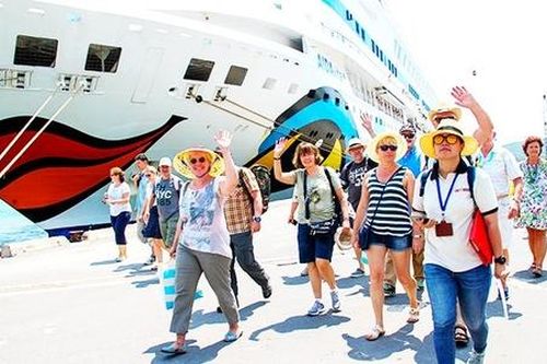 Ngành du lịch Việt Nam năm 2023: 'Cá hồi vượt thác' suy thoái