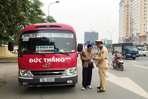 Nhiều khó khăn trong xử lý xe hợp đồng vận tải khách trá hình