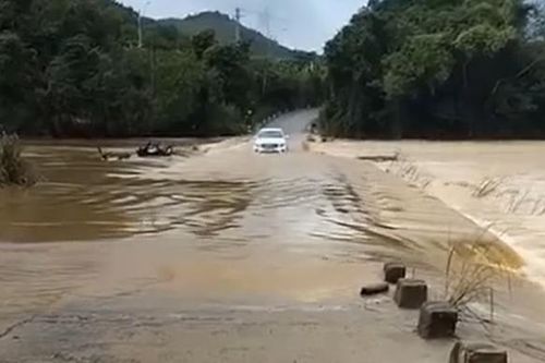 Trục vớt ôtô Mercedes bị nước cuốn trôi dưới sông hơn 1km