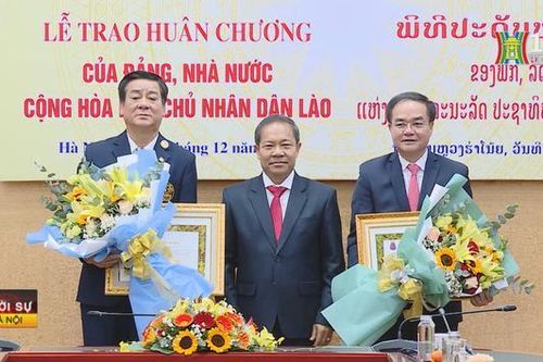 Đảng, Nhà nước Lào tặng Huân chương cho cán bộ Việt Nam
