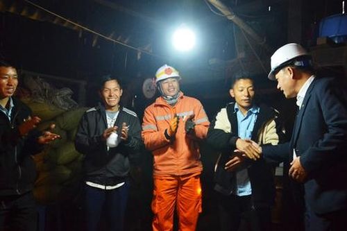 Lào Cai: Thêm 54 hộ người Mông ở nơi khó khăn nhất vùng cao Bát Xát có điện lưới quốc gia