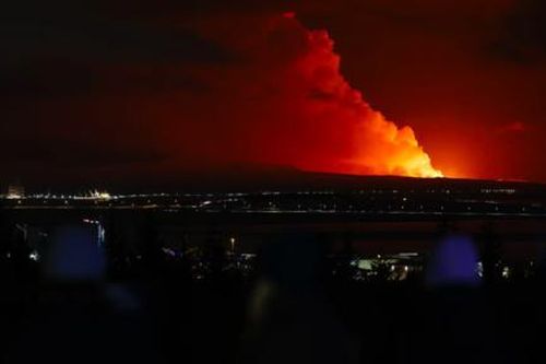 Núi lửa phun trào dữ dội trên bán đảo Reykjanes của Iceland sau động đất