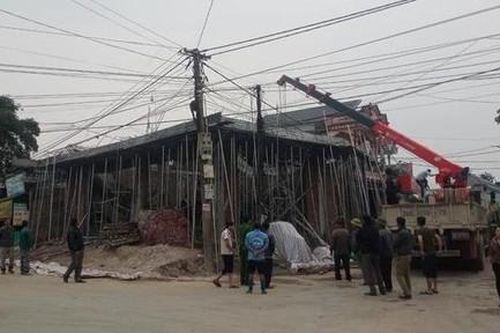 Sập giàn giáo khi đang xây nhà, 1 người bị vùi lấp tử vong