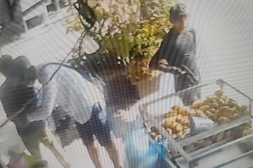 Màn 'ảo thuật' đánh tráo tiền của 2 người khách nước ngoài