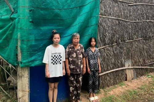 Ước mơ nhỏ nhoi của người mẹ 75 tuổi trong căn nhà xiêu vẹo, lụp xụp