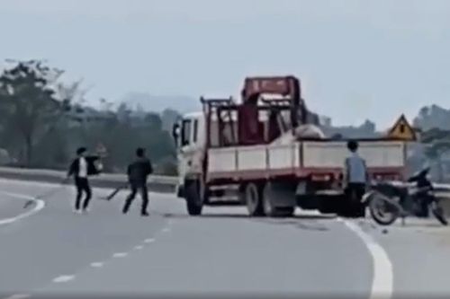 Tạm giữ hình sự 2 thanh niên cầm hung khí đập vỡ kính xe tải ở Nghệ An