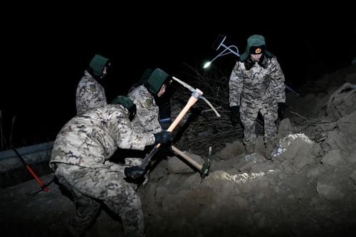 118 người chết vì động đất, Trung Quốc chạy đua tìm nạn nhân trong giá lạnh