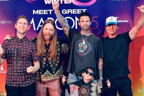 Trưởng nhóm Maroon 5 bất ngờ tặng quà cho rapper nhí