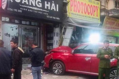 Đang đi bộ trên đường bị ô tô đâm tử vong