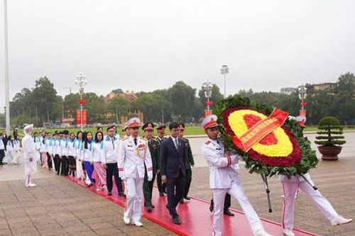 Đại biểu sinh viên toàn quốc báo công dâng Bác