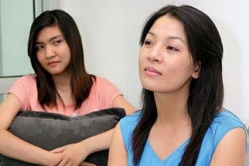 Mẹ tôi từ viện về, chị dâu không dám bỏ ra vài trăm ngàn mua quà biếu