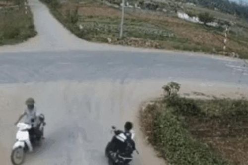 Lao vun vút qua ngã tư, nam sinh điều khiển xe đạp điện nhận bài học 'nhớ đời'