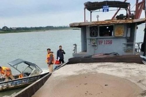 Hà Nội: Khai thác cát trái phép lúc rạng sáng, 1 tàu hút cát bị bắt