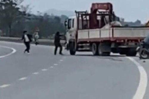 Tạm giữ hình sự 2 đối tượng đập vỡ kính xe ở Nghệ An