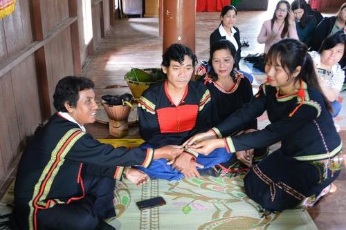 Người Tây Nguyên gìn giữ phong tục kết nghĩa anh em