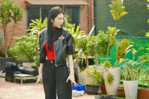 Thúy Ngân mạo hiểm bay từ độ cao 100m xuống nước
