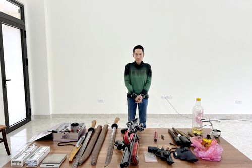 Phát hiện thu giữ súng, dao, kiếm của đối tượng ma túy