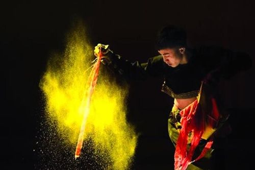 Sùng A Lùng, từ bản làng tới sàn diễn