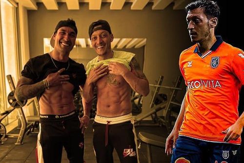 Cơ bắp ấn tượng của Ozil sau khi giải nghệ