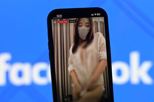 Lý do Facebook tràn ngập quảng cáo đồi trụy, loa Marshall giả