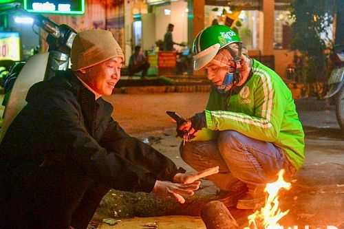 Người lao động đêm mưu sinh chống chọi với rét thấu xương 12 độ C