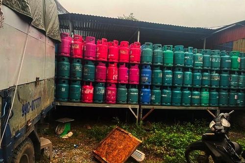 Kho hàng khủng chứa hơn 1.000 bình kim loại nghi san chiết gas trái phép