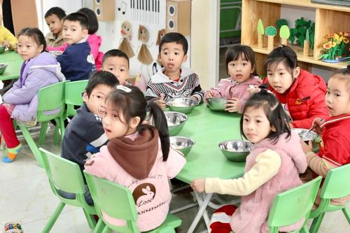 Hà Nội hỗ trợ tiền ăn bán trú cho trẻ em có hoàn cảnh khó khăn