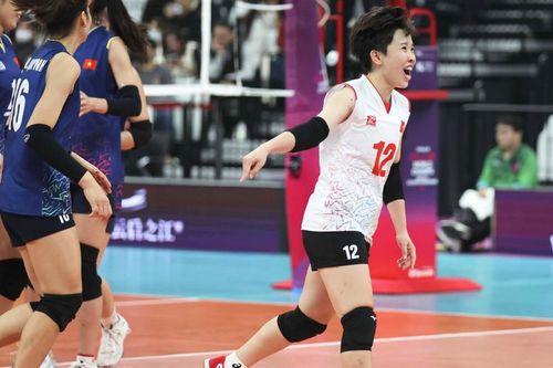 'Bé hạt tiêu' của bóng chuyền Việt Nam có hành động lạ trên sân khiến BLV cười 'không nhặt được mồm'