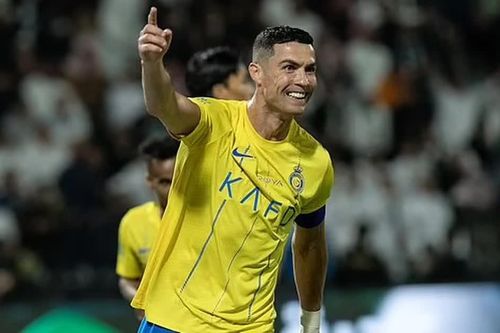 Vượt qua Messi, Ronaldo ăn mừng kỷ lục đặc biệt bằng động tác rất quen thuộc