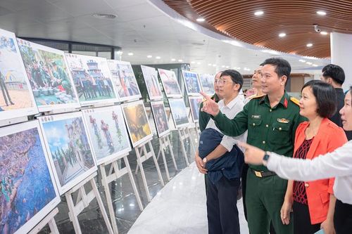 Triển lãm ảnh 'Nét đẹp người chiến sĩ' tại Đà Nẵng