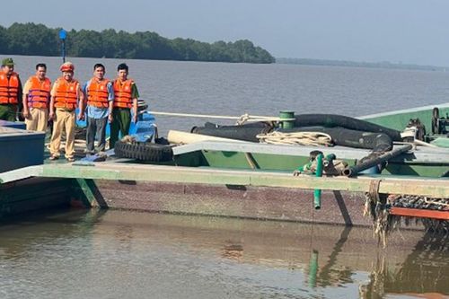Bắt 8 phương tiện, 22 đối tượng khai thác cát trái phép