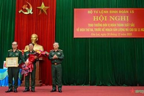 Binh đoàn 15 trao thưởng về trước kế hoạch sản lượng mủ cao su cho Công ty 74