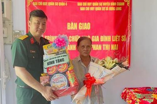 Sửa chữa nhà cho gia đình Bà mẹ Việt Nam Anh hùng Phan Thị Nay