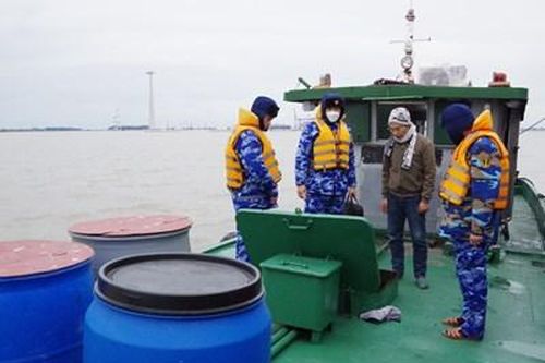 Cảnh sát biển bắt giữ tàu chở 22.000 lít dầu DO trái phép