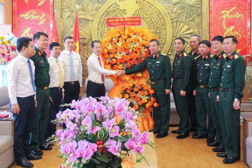 Bí thư Thành ủy Nguyễn Văn Quảng thăm, chúc mừng các đơn vị quân đội