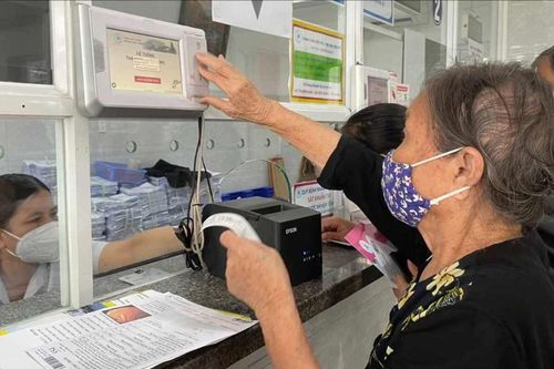Đề xuất trả tiền cho người bệnh BHYT tự mua thuốc, vật tư y tế: Đừng làm khó người bệnh!