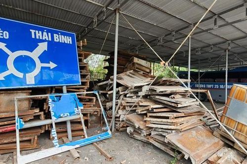 Cận cảnh bến xe loại 1 của Hải Phòng hoang tàn, chứa phế liệu