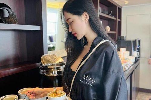 'Bản sao Elly Trần' mặc đồ ngủ vẫn hút người theo dõi