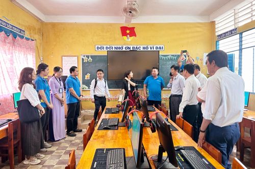 Trao tặng 51 bộ máy tính cho các trường tiểu học tại huyện miền núi Tri Tôn