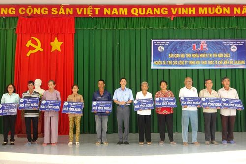 An Giang trao tặng 10 căn nhà tình nghĩa cho gia đình chính sách huyện Tri Tôn