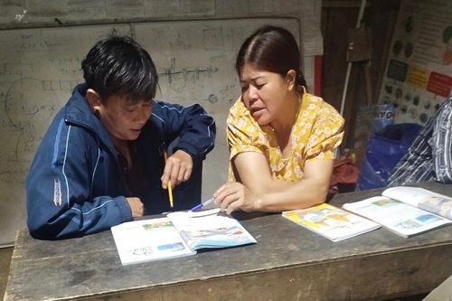 Gác lại công việc nương rẫy nhiều cặp vợ chồng nhanh chân đến lớp học xóa mù chữ