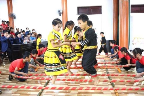 Trường vùng cao linh hoạt để trò vui Tết dân tộc