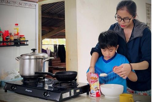 Cùng con làm bánh rán, phụ huynh bất ngờ trước cảm nhận của con trẻ