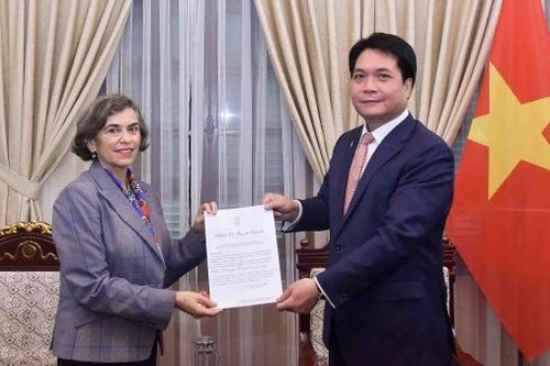 Cục trưởng Cục Lễ tân Nhà nước tiếp nhận bản sao Thư ủy nhiệm bổ nhiệm Đại sứ Tây Ban Nha