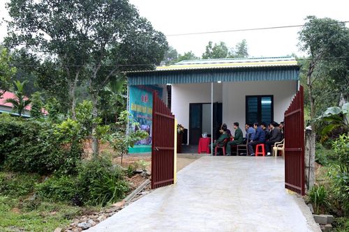 Bàn giao 'Nhà tình nghĩa' cho vợ liệt sĩ